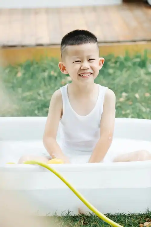 阳光小男孩 96#被你萌化了 #童真笑容 #玩水的季节 尼 - 抖音