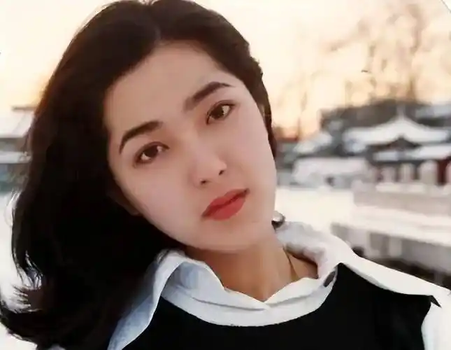 她是保剑锋口中"200年一遇的美人",出道22年不火,今被嘲脸僵_曾黎_中