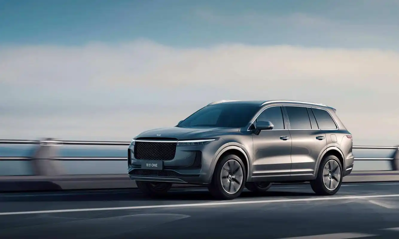 25-30岁的小伙子就开个30万的车很丢人吗?