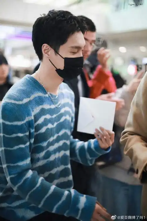 张艺兴蓝色条纹毛衣##张艺兴机场又收粉丝的信了