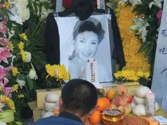 千人挥泪送别高秀敏家中凌乱气氛凝重组图