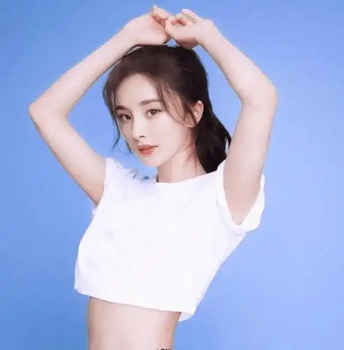 杨幂新照穿露脐装,腰太细马甲线清晰可见,男助理忍不住盯着看_腰围