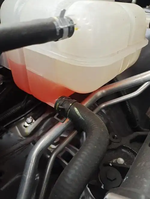 长安cs75 plus 这两个都是冷却液吗,分别是冷却什么的,第一个已经有点