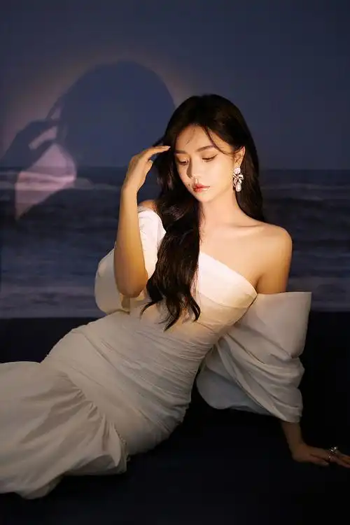 安崎登《声生不息》舞台倾情献唱 白色造型浪漫柔美