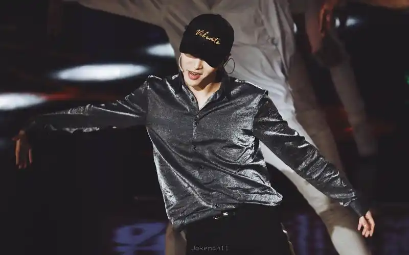 张艺兴面罩mask合作舞台黑白版跨年双屏对比版张pd的balance了解一下