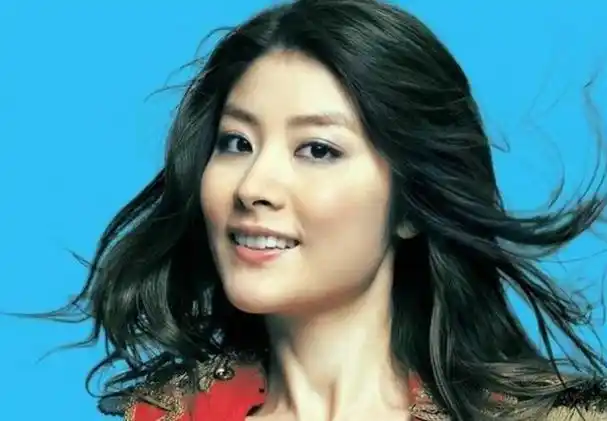 51岁陈慧琳成都街头献唱!路人视角下牙黄,牛仔裤拉链成为了焦点