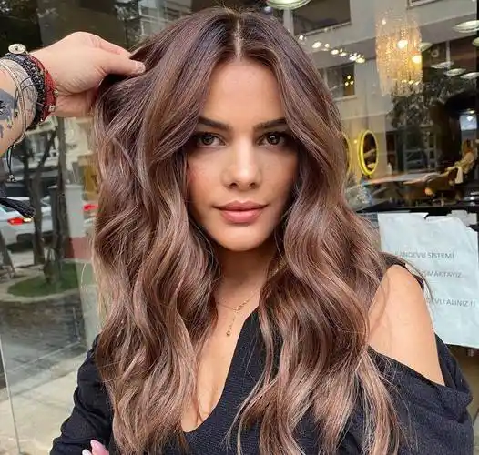 发型一般会搭配这种渐变的光线染发 ,柔和自然很有层次感 ,美得很高级