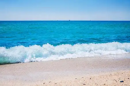 白色的沙滩,蔚蓝大海热带海滩照片