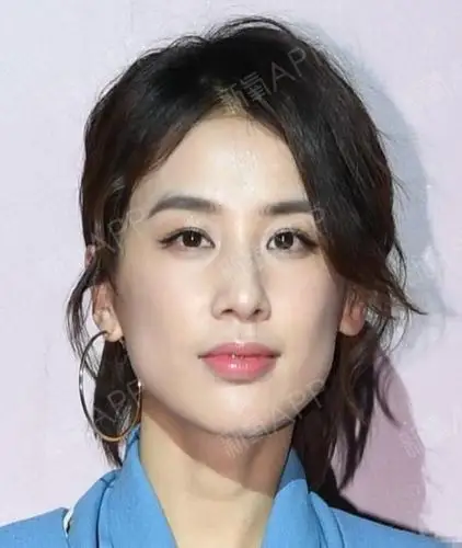 中下庭超乎演艺圈其他女明星比例,颧弓骨区域留白太多 下颌角角度低