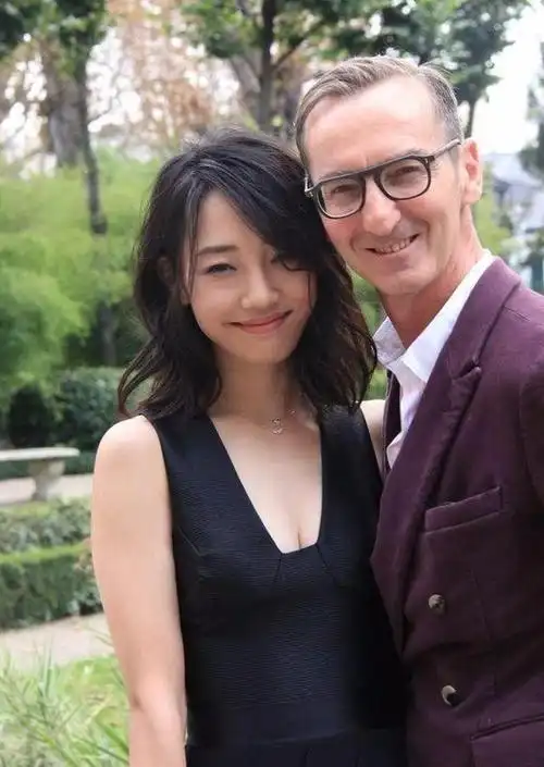 白百何与老外私密合照,疑似开启新恋情!_网易订阅