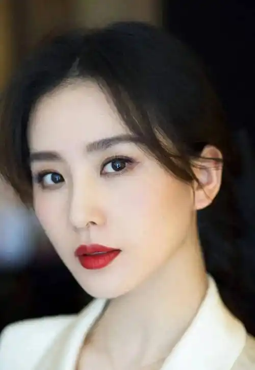 刘诗诗出席活动生图和精修差距大,眼袋重法令纹深还浮粉_差别_脸庞