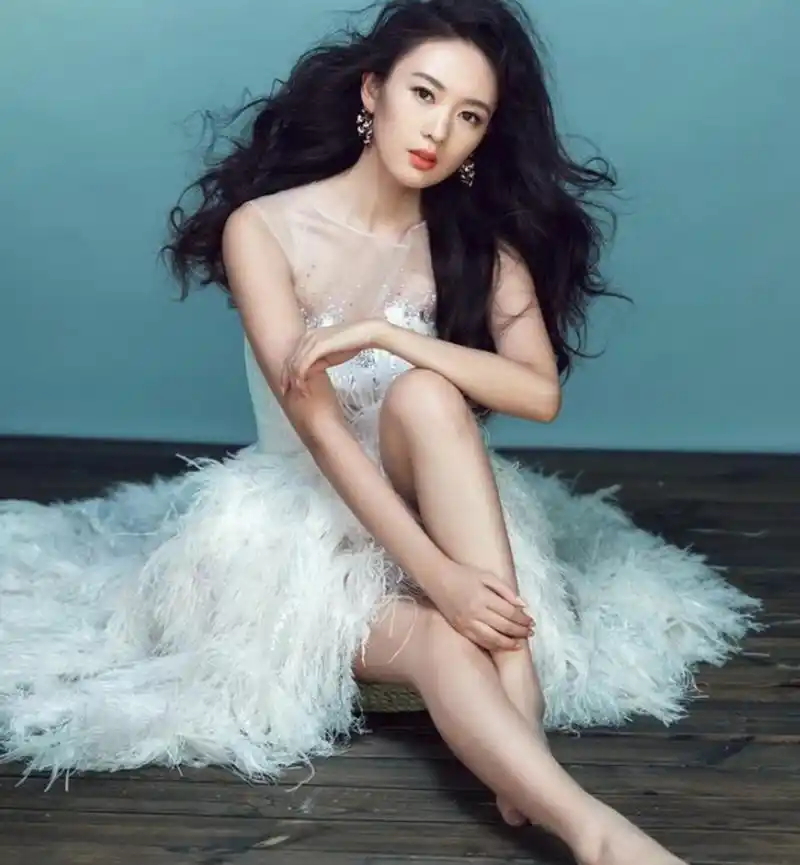 近日网上有一组童瑶参加活动的照片,看到她身穿一件红色的礼服,领口的