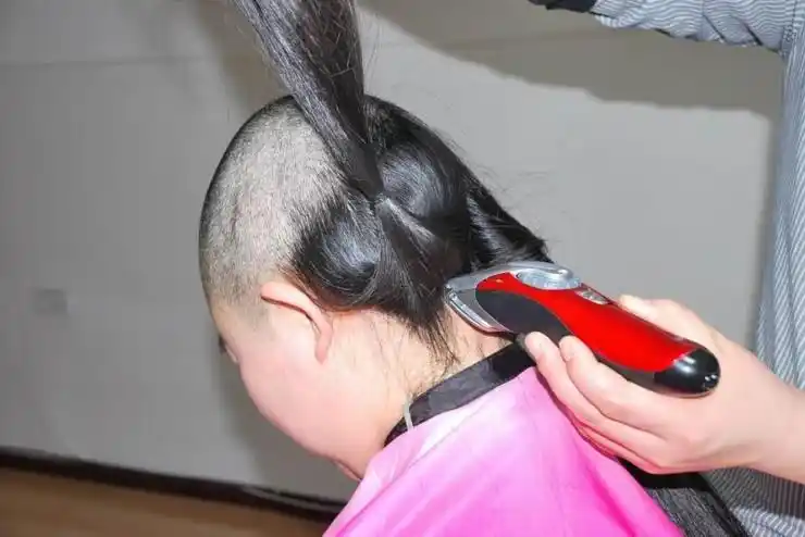 扎4个辫子小妹剃光头12