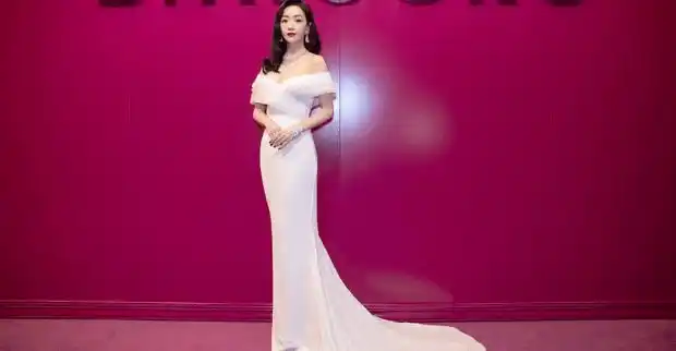 39岁杨蓉穿一字肩白裙秀傲人上围 肤白貌美身材凹凸有致真是又纯又欲