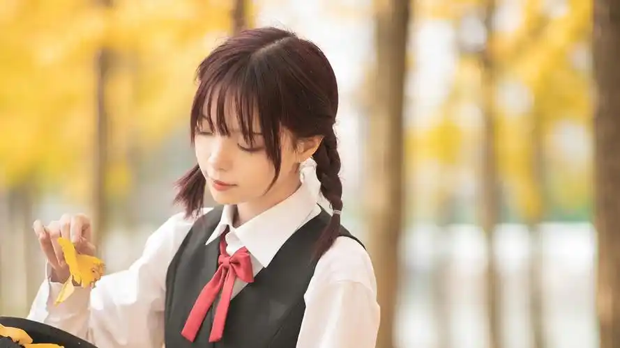 大学漂亮女生一人多张图片-美女壁纸 - 壁纸家