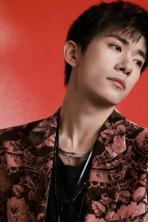 易烊千玺粉色渐变眼镜#易烊千玺这组照片真的太帅了,粉色渐变眼竞很