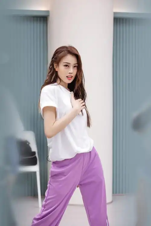 容祖儿《乘风破浪》惊喜返场 粤语开唱《信自己》 舞台魅力满分__凤凰