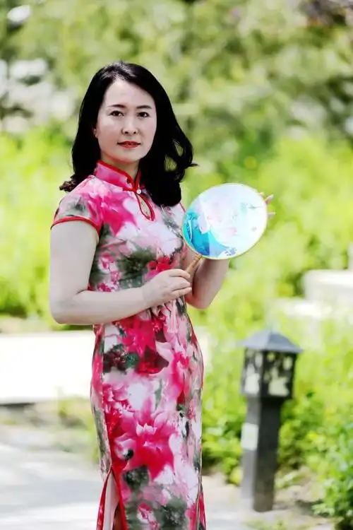 魅力女性旗袍秀惊艳马跑泉水上公园