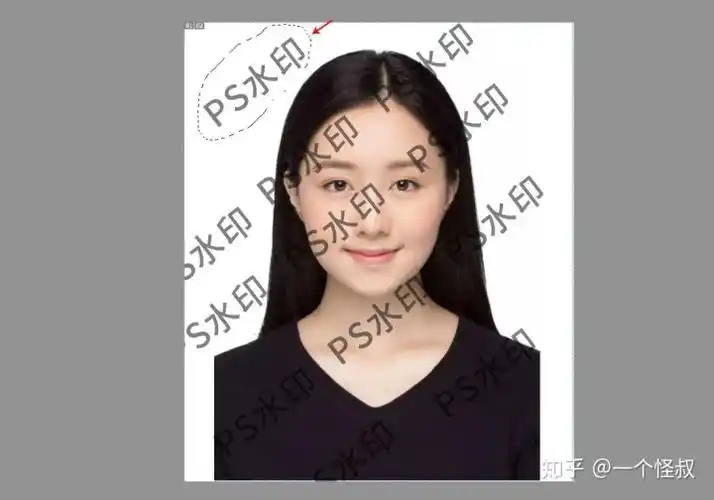 今天讲讲ps去除水印的简单方法,先看下效果: 打开素材,复制一层,我们