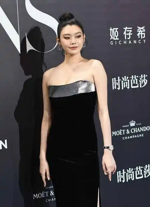 奚梦瑶豪门生活太滋润穿抹胸连衣裙身材发福超模气场仍在