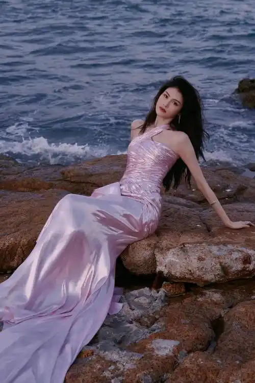 原创何穗一组照片走红高颜值好身材引发关注修长双腿很吸睛