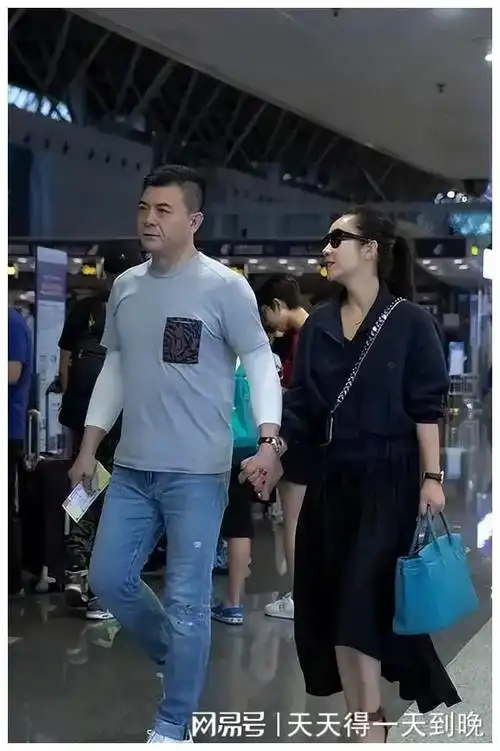 王新军与秦海璐巨婴症儿子现已9岁,看到长相后,网友大为吃惊!