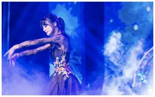 郑爽穿黑纱礼裙跳舞惊艳众人,身材颜值重回巅峰