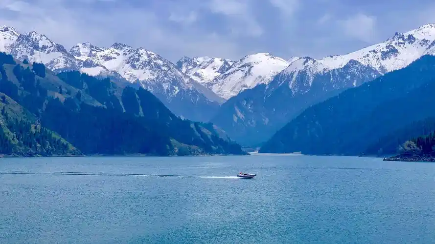 天山天池风景区以天池为中心,包括天池上下4个完整的山地垂直自然景观
