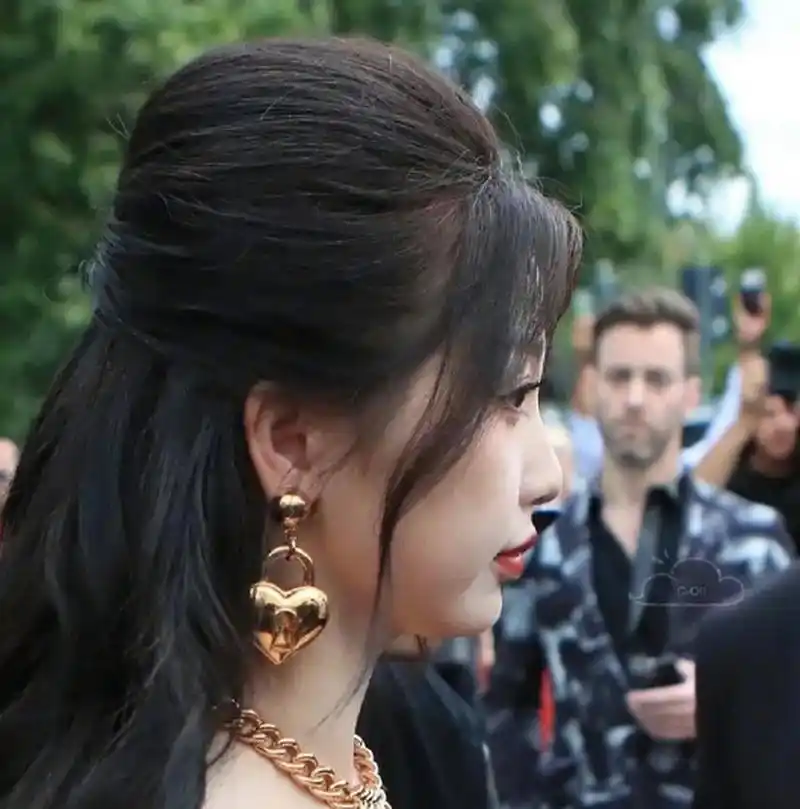 在电视剧《仙剑六》中,虞书欣的侧脸展现了角色的内心痛苦和无奈,让人