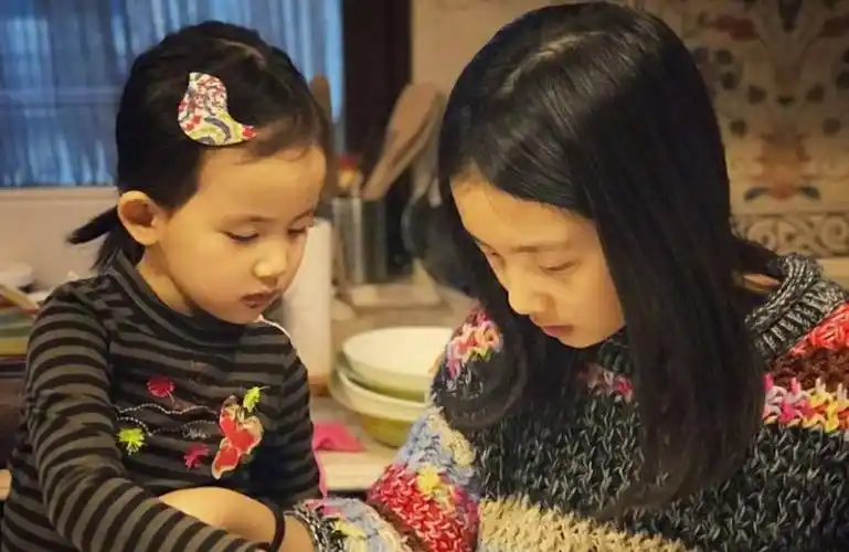 黄磊晒出儿子和女儿的对话姐弟互动十分有爱