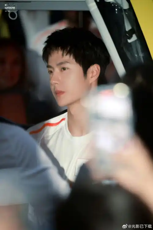 摄影师vic拍的王一博##王一博##王一博捡起掉落的国旗##王一博巴黎