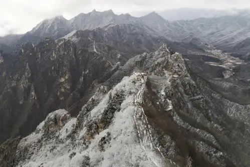 北京山区迎首雪,箭扣长城美如画