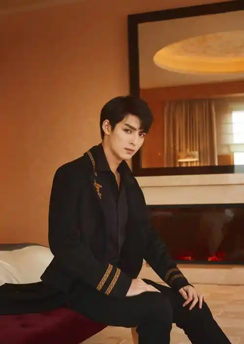 《陈情令》中心肠狠毒的薛洋,然而,生活中的王皓轩更加帅气_黑色_西装