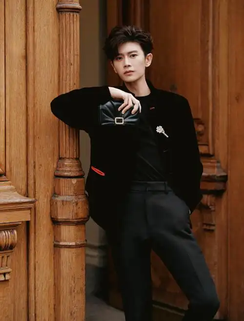 任嘉伦巴黎时装周##任嘉伦把新中式带到巴黎##任嘉伦把国潮带到欧洲