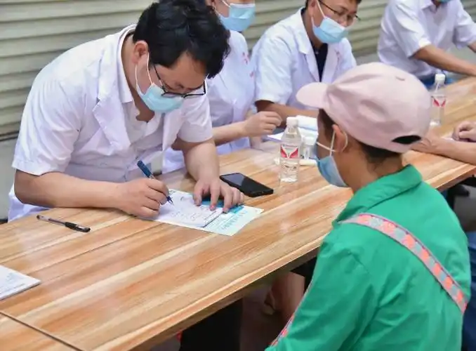 专家们认真问诊