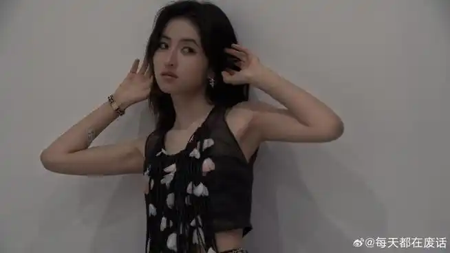 张子枫后台随拍