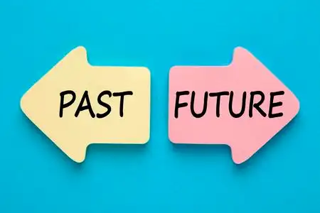 过去和未来写在蓝色背景上的纸箭头上. 商业概念. 上面的风景.照片