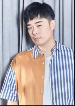 陈赫晒张温馨父女照片5岁安安与妈妈张子萱长得很像