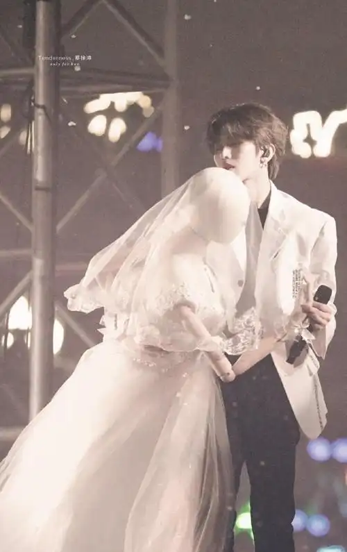 蔡徐坤这套被转出圈的西装婚纱神图过于惊艳了!