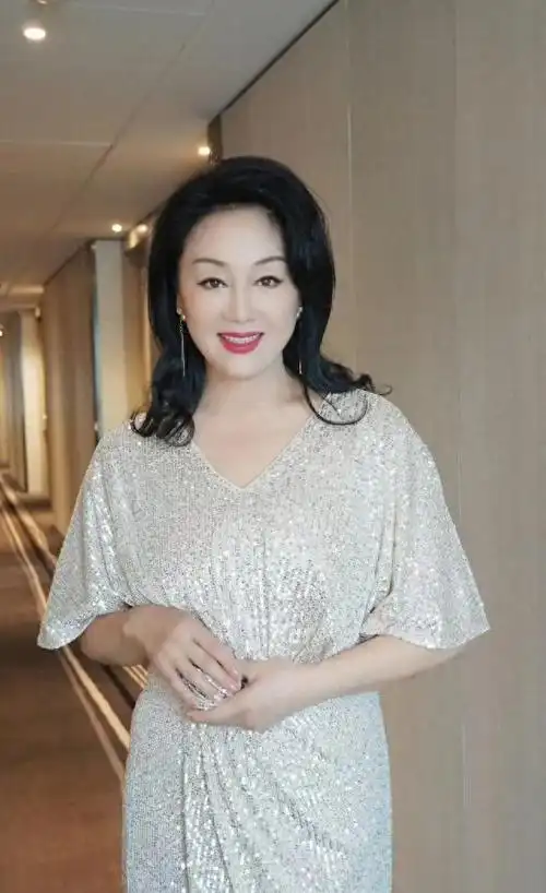 58岁王姬身材真丰满穿蓝色蕾丝连衣裙不见赘肉气质碾压同龄人
