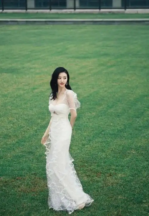 景甜吊带裙出席活动(景甜惊艳亮相时尚派对)(6)