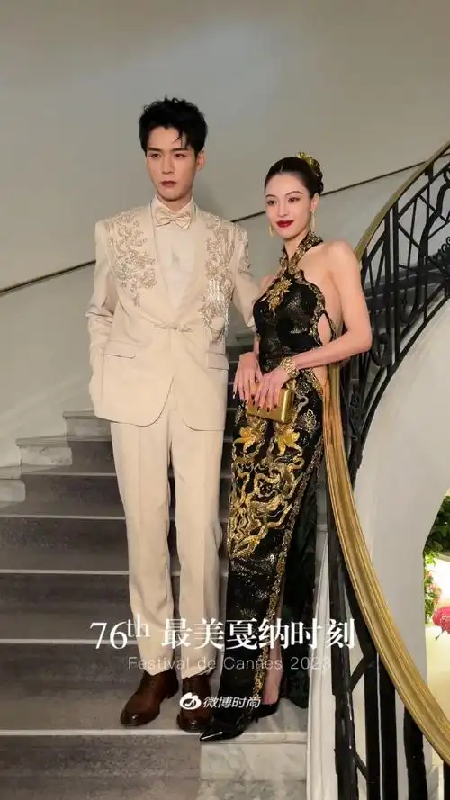 龚俊好绅士#,#龚俊扶钟楚曦上楼梯#龚俊的绅士风度跟钟楚曦合照不忘