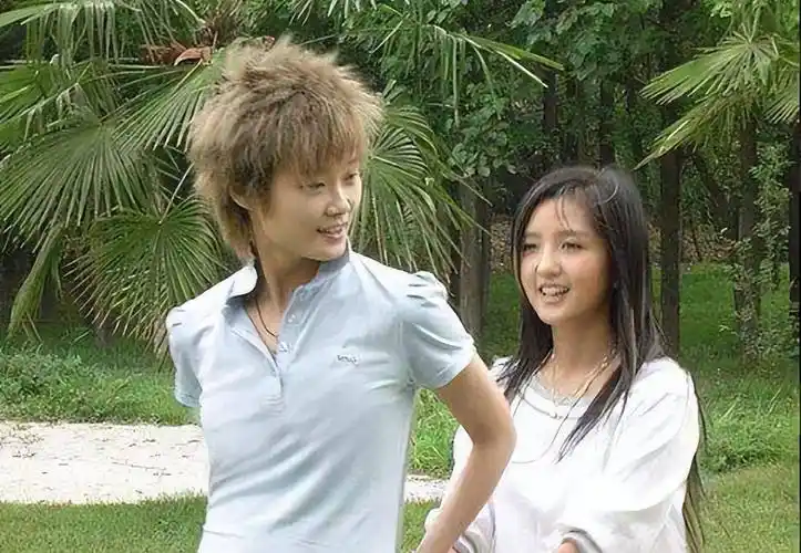 三个孩子两个爹,超女何洁到底在想什么_李宇春_释小龙_人气