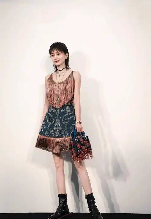 王子文连衣短裙温柔恬静,元素混搭运用自如,上演"最炫民族风"