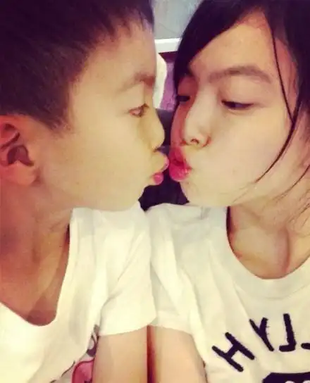 姐弟俩亲密合影