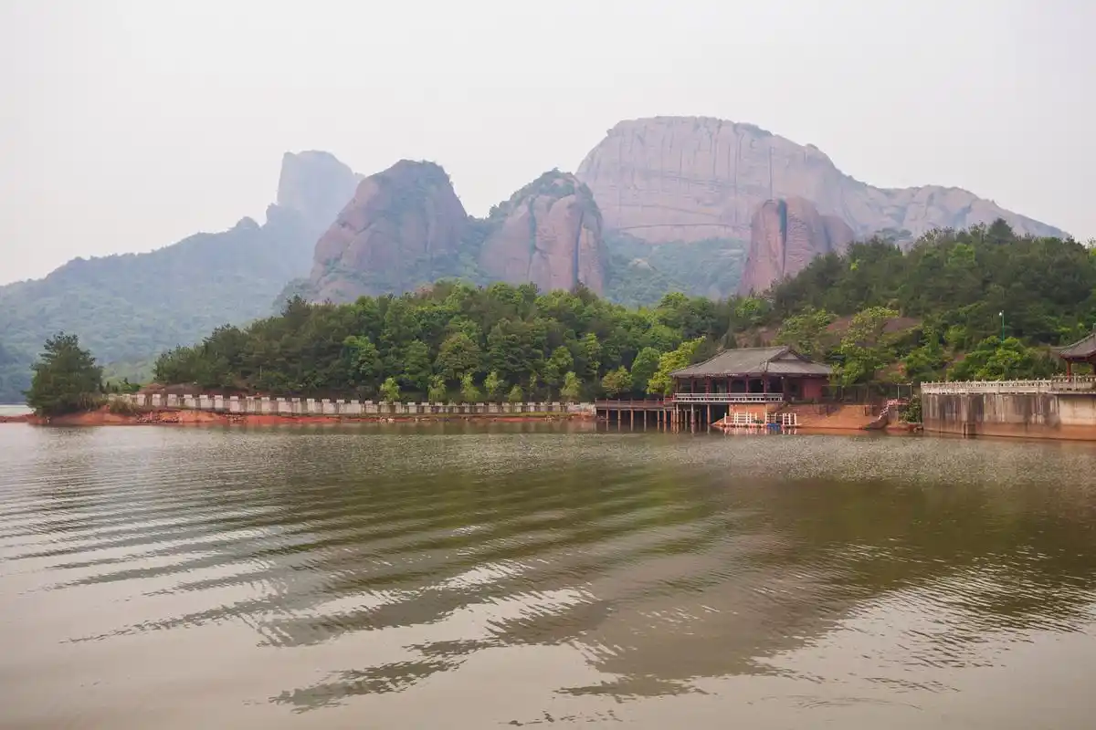 我给大家介绍一个国家5a级旅游景区:上饶市龟峰景区.