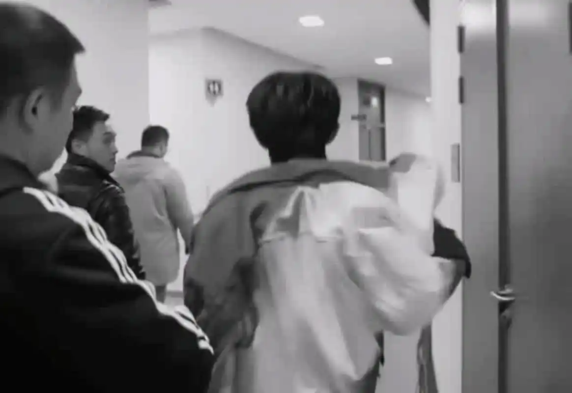 易烊千玺#  背影杀 @易烊千玺