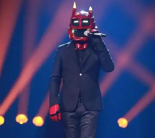 这么多期《蒙面唱将》,他才是最大咖,掀开面具后,所有评委起立致敬!