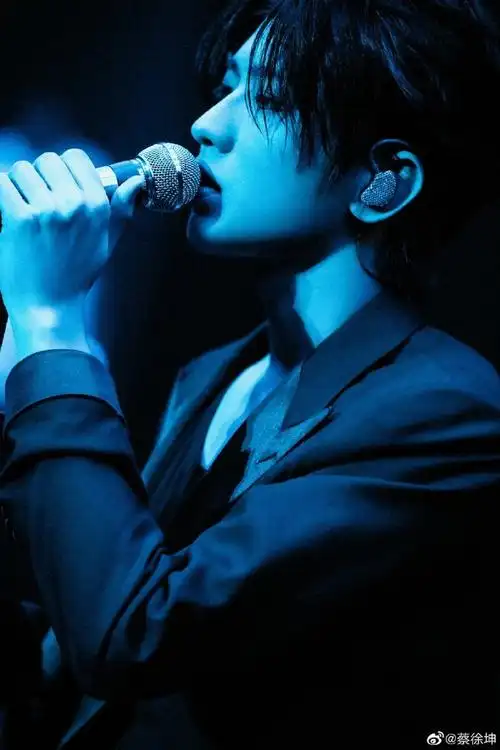 蔡徐坤晒澳门演唱会舞台照##蔡徐坤晒照说晚安