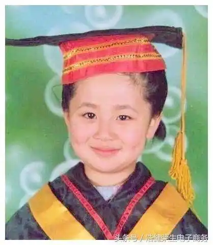 杨紫从小到大照片曝光,女大十八变,前几张好可爱